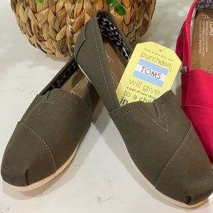 Toms Classic Slip-on.